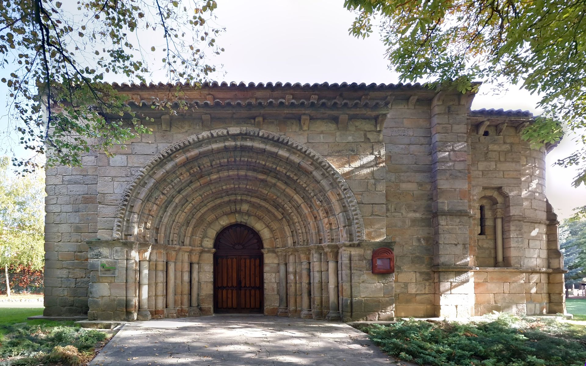 Iglesia de San Juan Bautista Punto de Información del Románico Palencia Turismo Iglesia de San Juan Bautista Punto de Información del Románico Palencia Turismo
